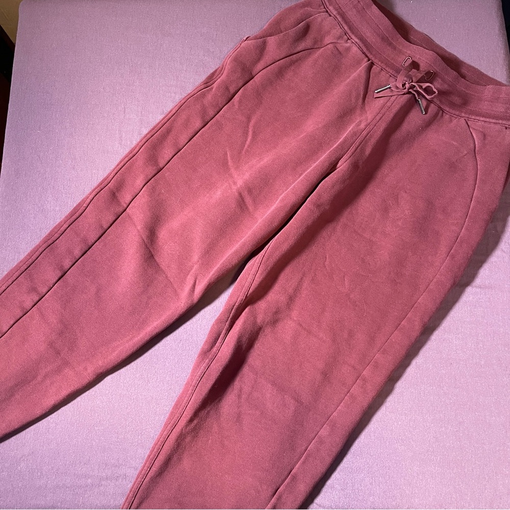 Lululemon Scuba High-Rise Jogger Sweatpants in Distressed Red - Size 6 - Picture 1 of 7